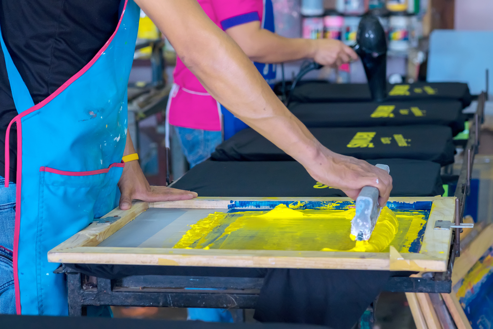 Siebdruck auf Taschen – Auftragen der Farbe.